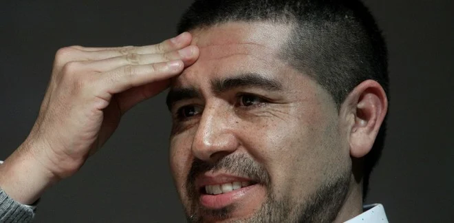 BUENOS AIRES 07/09/2015, EL EX JUGADOR DE BOCA JUNIORS JUAN ROMÁN RIQUELME ES HOMENAJEADO ESTA NOCHE EN LA UNIVERSIDAD METROPOLITANA PARA LA EDUCACIÓN Y EL TRABAJO Premian a Juan Roman Riquelme en la facultad  DYN/ALBERTO RAGGIO. buenos aires juan roman riquelme personalidad destacada del deporte en la UMET exfutbolista homenaje homenajeado premiado ceremonia en la Universidad Metropolitana para el Empleo y el Trabajo